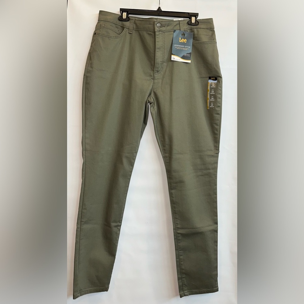 NWT. Lee Jeans Stretch Denim Slim Fit Skinny Leg Mid Rise Size 18 M